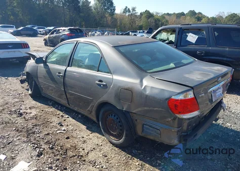 2005 Toyota Camry Le z USA, uszkodzony, nr VIN 4T1BE32K05U563894